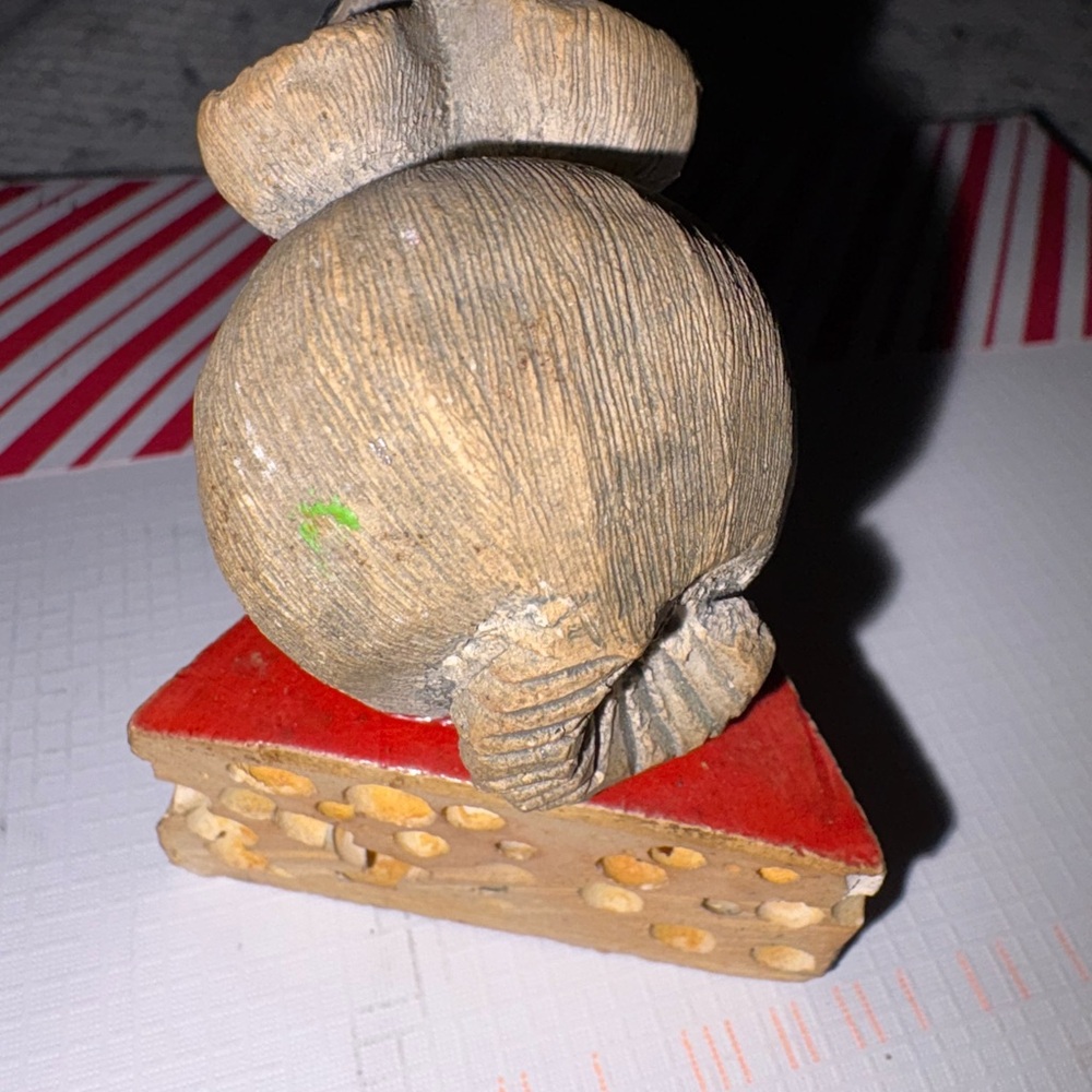 Preloved artesian Rinconada mouse on cheese sculpture - Picture 3 of 6